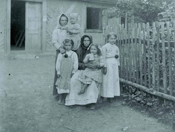 Mutter Und Kinder Vor Dem Bauernhaus — Stockfoto