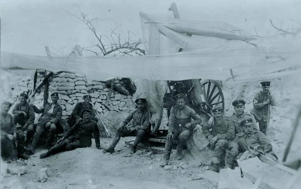 ドイツ兵の偽装 銃ポストの前でポーズ — ストック写真