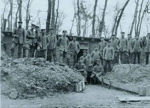 Niemieccy Żołnierze Pozują Przed Zakwaterowanie — Zdjęcie stockowe