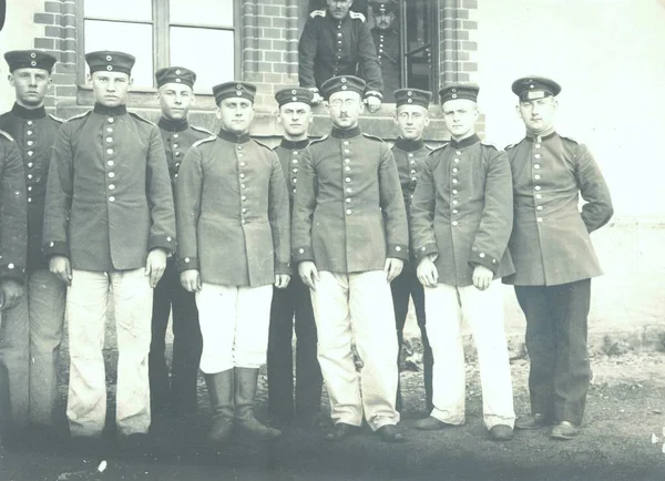 Alman askerleri, caserne kamerada poz bölümünü