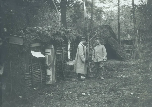 Två Tyska Soldater Nära Skydd Skogen — Stockfoto