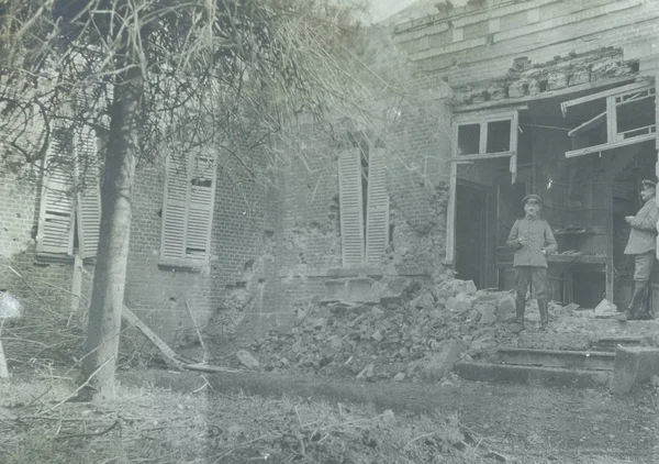 Soldats Allemands Devant Une Maison Endommagée — Photo