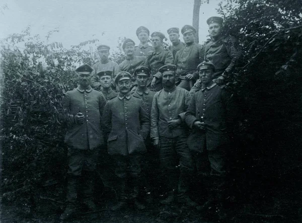 Grupp Tyska Soldater Poserar Framför Buskar — Stockfoto