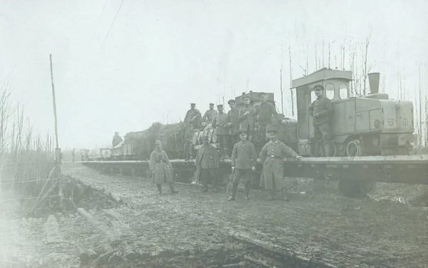 Dziedzinie Kolejowego Mały Mostek Żołnierzy Pozowanie Kamery — Zdjęcie stockowe