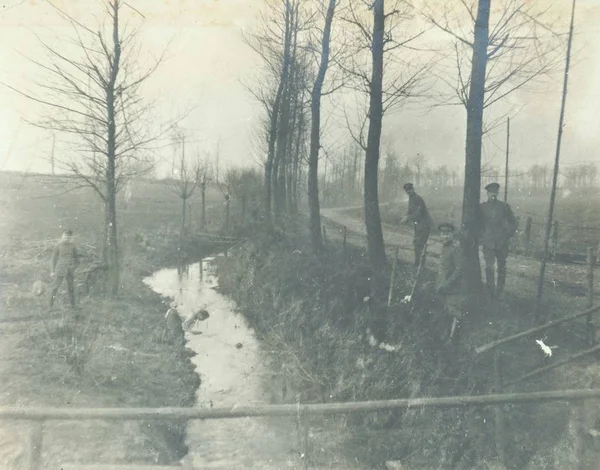 五德国战士在小小河旁边清洗和摆姿势在照相机 — 图库照片
