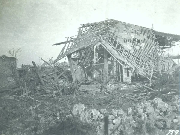 Rijzen Beschadigd Huis Dorp Het Bombardement — Stockfoto