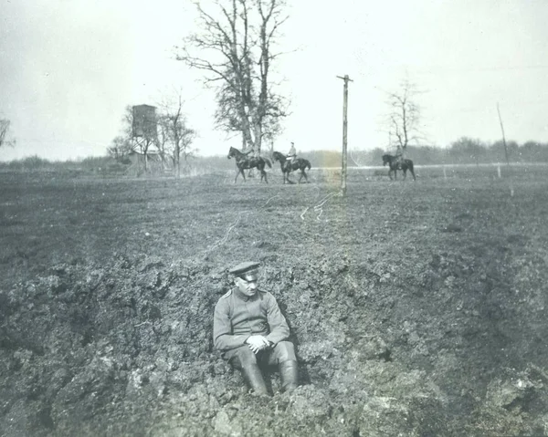 ドイツの役人の背景にドイツの騎兵とフィールドに座って — ストック写真