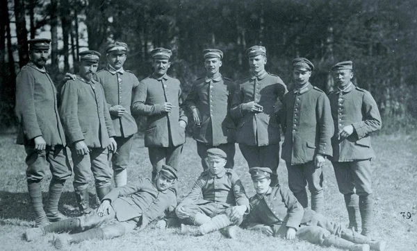 Tyska Soldater Poserande Vid Kamera Framför Skogen — Stockfoto