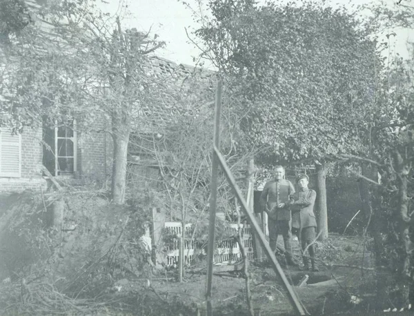 Δύο Γερμανοί Στρατιώτες Μπροστά Από Σπίτι Αγρόκτημα — Φωτογραφία Αρχείου