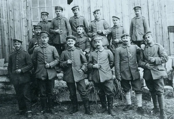 Duitse Soldaten Poseren Camera Voor Houten Schuur — Stockfoto