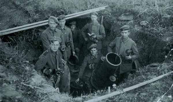 フィールドでカメラにポーズの乗組員とドイツ迫撃砲 — ストック写真