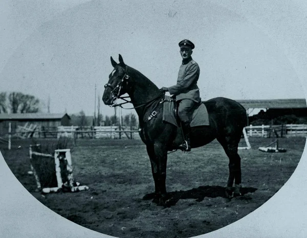 カメラで馬に乗ってドイツの役人 — ストック写真