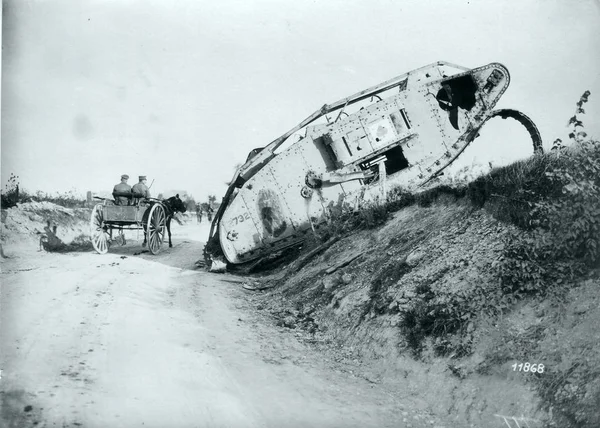 Truppe Tedesche Che Passano Relitto Del Carro Armato Britannico Mark — Foto Stock