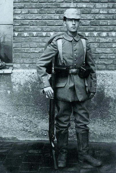 Soldado Alemán Con Rifle Paquete Asalto Posando Cámara —  Fotos de Stock