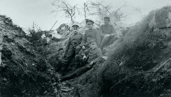 Vier Duitse Soldaten Loopgraaf Poseren Camera — Stockfoto