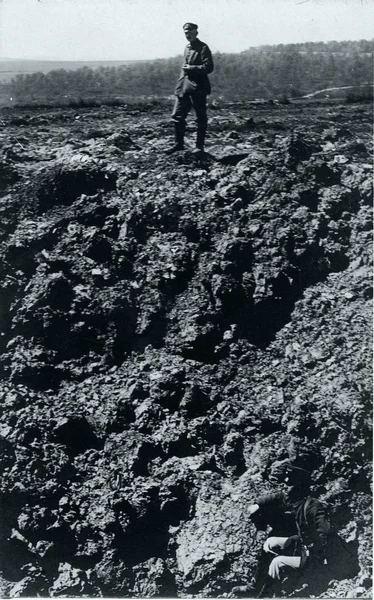 Grote Krater Met Duitse Soldaat Neer Top — Stockfoto