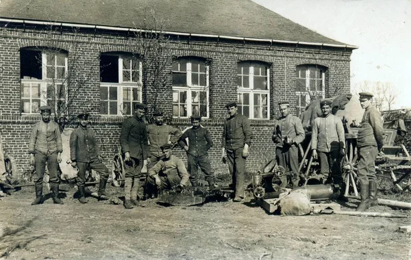 Groep Van Duitse Soldaten Poseren Voor Huis — Stockfoto