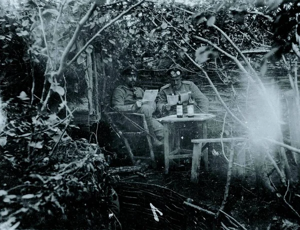 Tyska Officerare Vila Fält Och Läsa Dagstidningar — Stockfoto