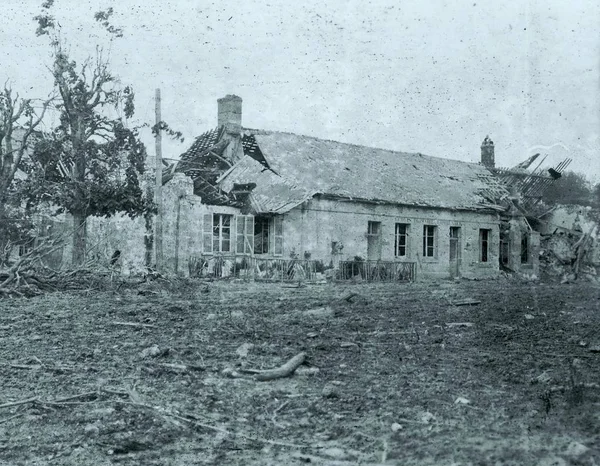 Blick Auf Beschädigtes Großes Haus Einem Dorf — Stockfoto