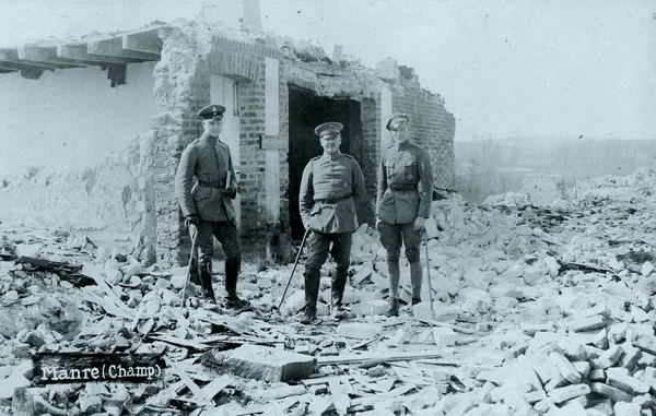 Три Немецких Офицера Перед Развалинами Манре Шампань Франция — стоковое фото