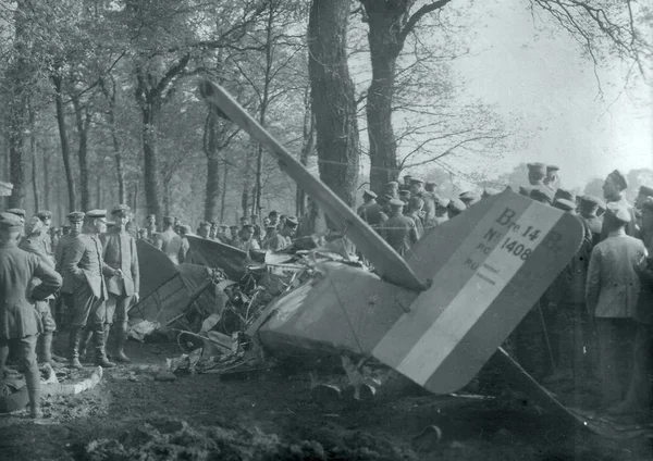 German Soldiers Inspecting Shoot Breguet Plane Wreck — Stock Photo, Image