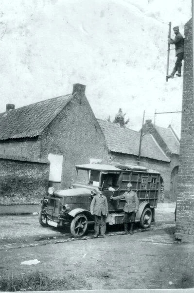 Tři Němečtí Vojáci Před Nákladním Automobilem Pózuje Pro Kameru Obci — Stock fotografie