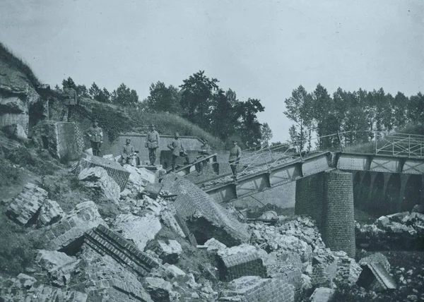 Deutsche Soldaten Auf Trümmern Zerstörter Brücke — Stockfoto
