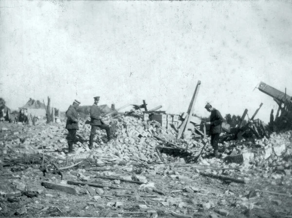 Trzech Żołnierzy Niemieckich Spacer Ruinach Wioski — Zdjęcie stockowe