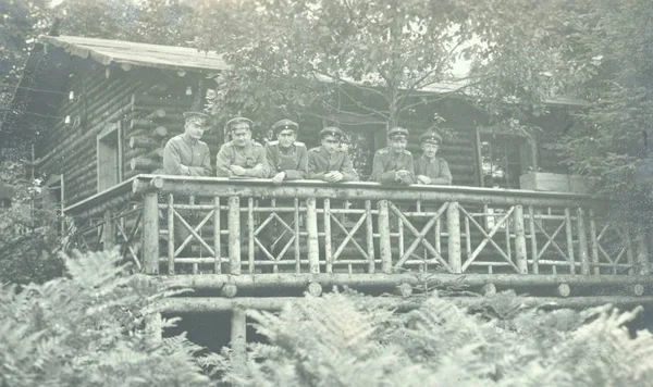 丸太小屋の前に立って カメラに投稿のドイツの兵士 — ストック写真
