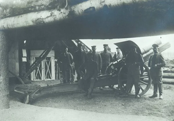 乗組員 火砲陣地にドイツ野戦榴弾砲 — ストック写真