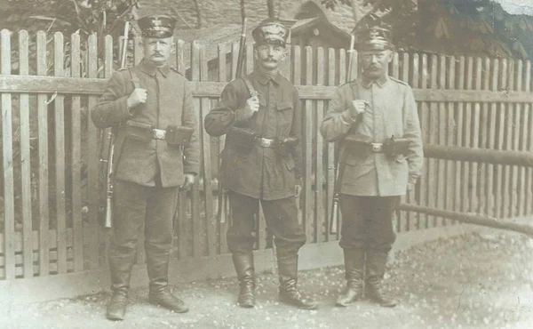 Tre Soldati Posa Davanti Alla Corsia Davanti Alla Telecamera — Foto Stock