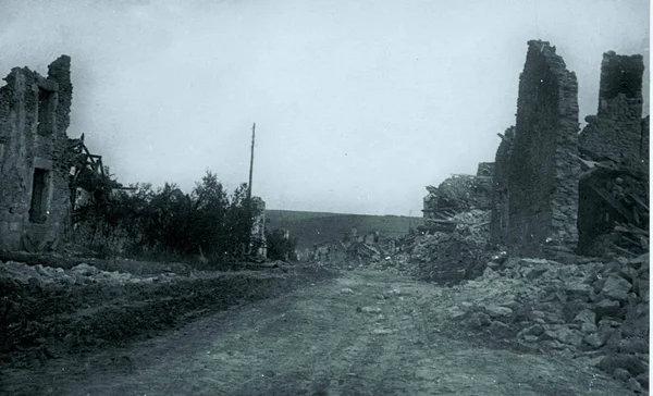 Blick Auf Die Hauptstraße Der Dörfer Mit Ruinen — Stockfoto