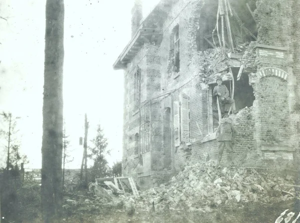 Γερμανοί Στρατιώτες Στέκεται Στη Γωνία Του Σπιτιού Είναι Κατεστραμμένο — Φωτογραφία Αρχείου