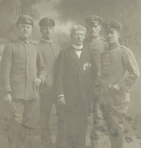 Ziviler Vater Mit Kriegsverdiensten Und Vier Söhne Posieren Als Soldaten — Stockfoto