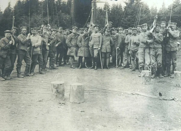 Группа Немецких Солдат Воздушного Шара Веревками Позирующими Перед Камерой — стоковое фото