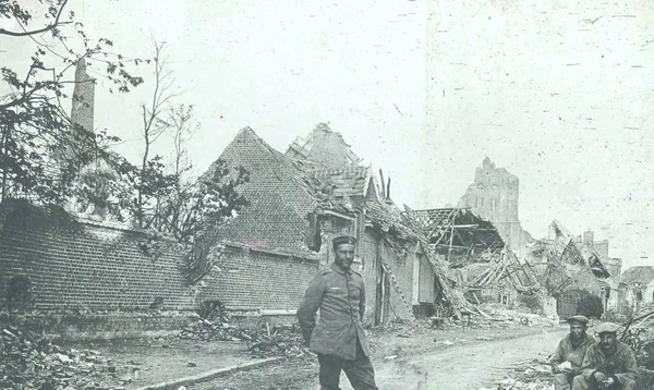 Deutsche Soldaten Schwer Beschossenem Dorf — Stockfoto