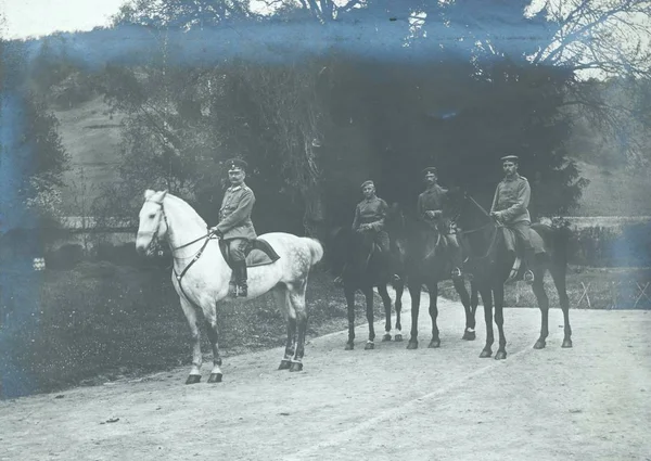 Німецький Офіцер Трьох Солдатів Horsebacks Постановки Камеру — стокове фото