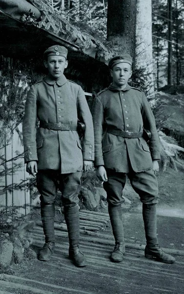 Dwóch Młodych Niemieckich Żołnierzy Pozowanie Kamery Post Lesie — Zdjęcie stockowe