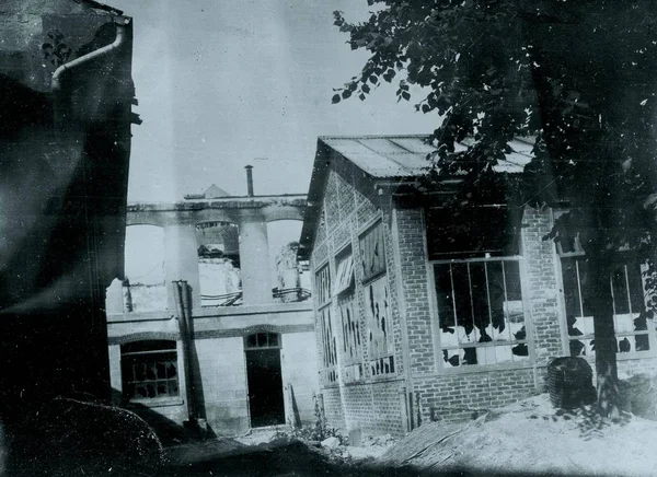 Vista Dell Edificio Danneggiato Nel Villaggio Dopo Bombardamento — Foto Stock