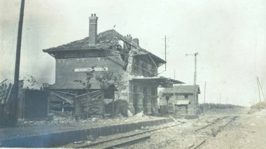 Saldırı çekim sonra ağır kabuklu tren istasyonu görünümünü 
