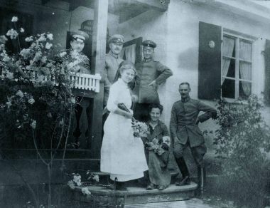 Alman askerleri ve Kızılhaç kız evinin önünde