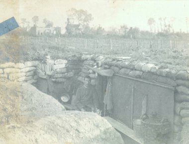 İki Alman asker siperde kameraya poz