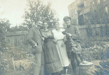 Alman subayı ev kamera bahçede aile üyeleri ile poz