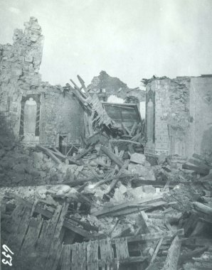 Bombalama sonra kilise kalıntıları görünümünü