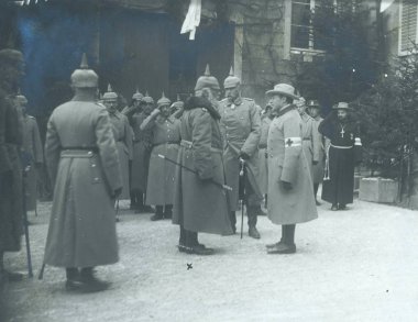 sağlık görevlisi birim personeli ile konuşan üst düzey memur