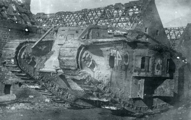 Mark IV tank kadın sürüm Harabeleri önünde elendikçe