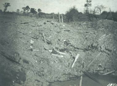 Bir büyük kabuk krater görünümünü.