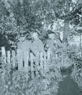 Bahçede duran üç Alman subayları