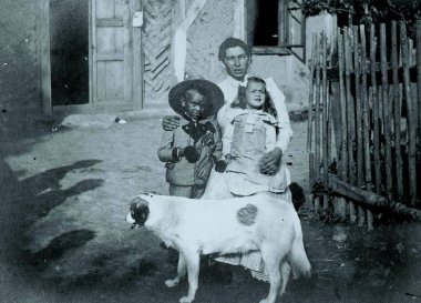 çocuklar ve köpek evin önünde kadın ile