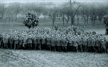 Grup alanları kameraya poz Alman asker 